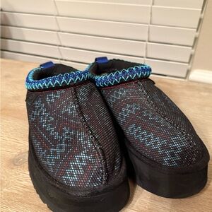 UGG Platform Tasman Slippers Size 7 Black Blue Pattern Cozy Luxe EUC
